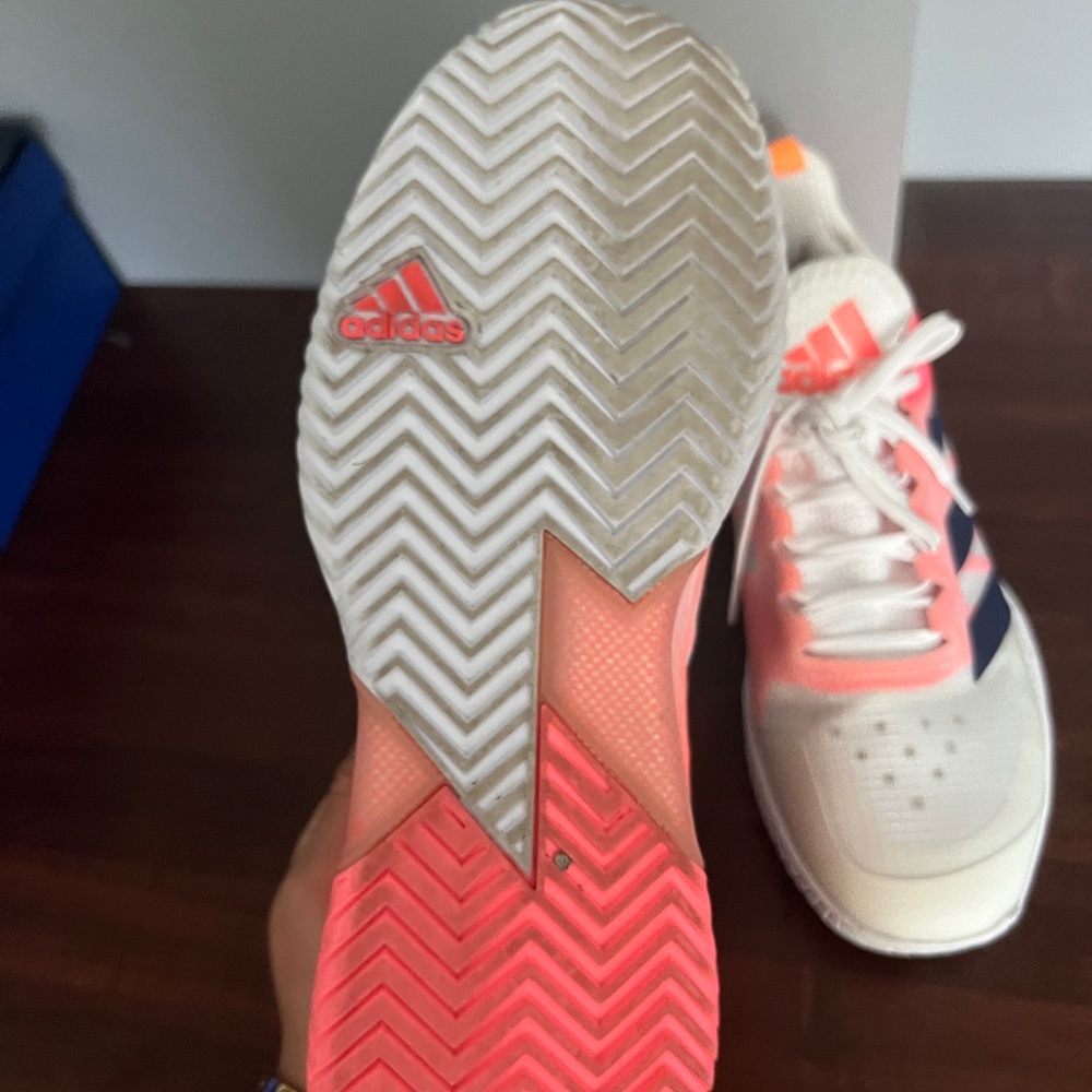 Women’s ADIDAS barricade tennis shoes - Picture 7 of 8